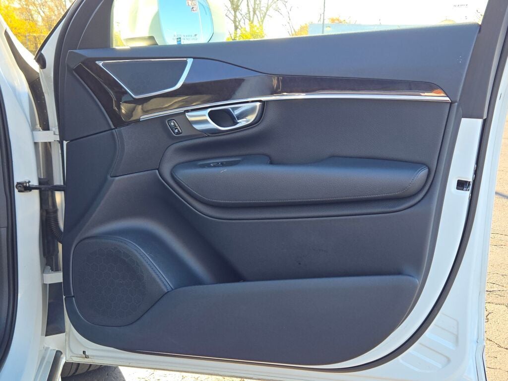 2017 Volvo XC90 T6 Momentum