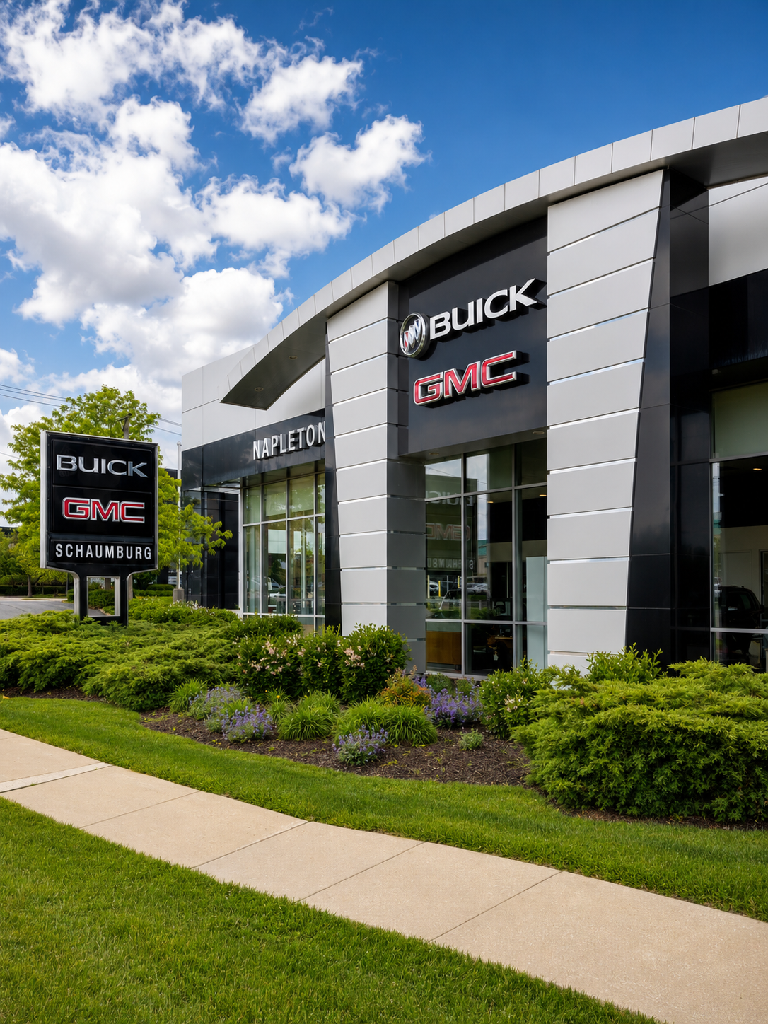 Asesor de ventas bilingüe de Napleton’s Schaumburg Buick GMC atendiendo a un cliente en español